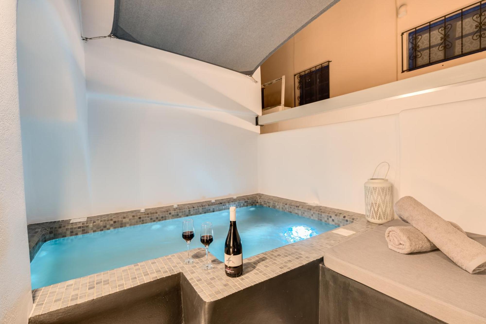 Tiara Suites Santorini Fira  Extérieur photo
